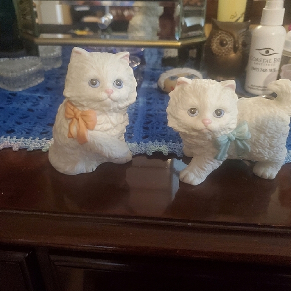 Cat figurines